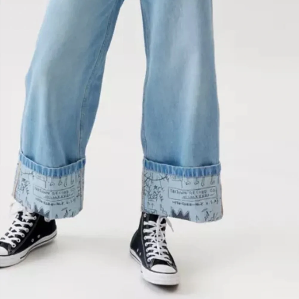 Lee x Jean-Michel Basquiat
Cuffed Jean - Picture 2 of 10